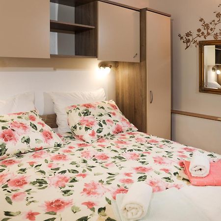 Apartments Faris กานฟานาร์ ภายนอก รูปภาพ